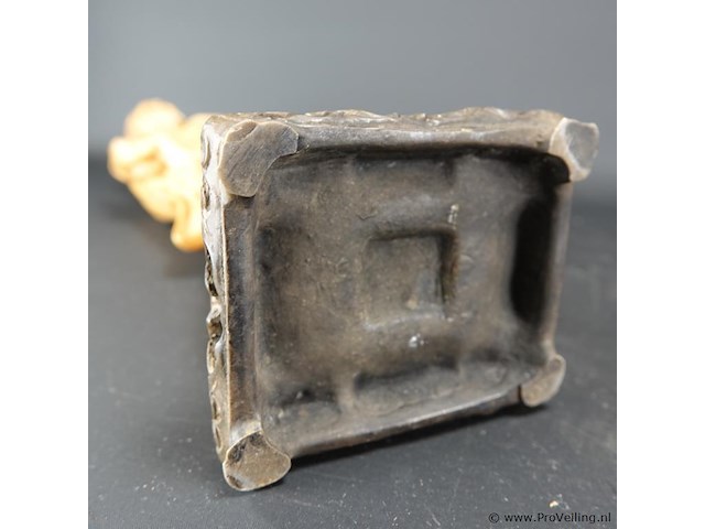 Beeld chinese wijze met kind op basement - afbeelding 5 van  5