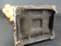 Beeld chinese wijze met kind op basement - afbeelding 5 van  5