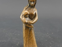 Beeld dat de maagd maria met het kindje jezus