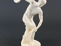 Beeld discobolos (discuswerper), gebaseerd op het klassieke griekse origineel van myron - afbeelding 1 van  5