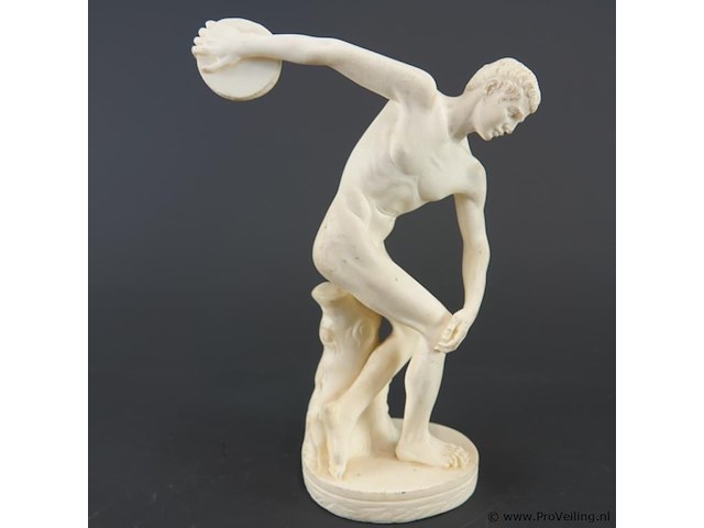 Beeld discobolos (discuswerper), gebaseerd op het klassieke griekse origineel van myron - afbeelding 2 van  5