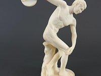 Beeld discobolos (discuswerper), gebaseerd op het klassieke griekse origineel van myron - afbeelding 2 van  5