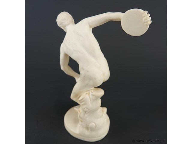 Beeld discobolos (discuswerper), gebaseerd op het klassieke griekse origineel van myron - afbeelding 4 van  5