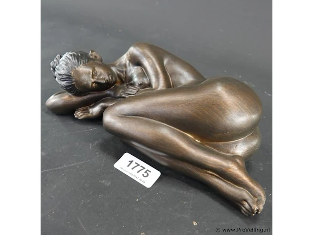 Beeld liggende naakte vrouw - afbeelding 2 van  6