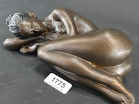 Beeld liggende naakte vrouw - afbeelding 2 van  6