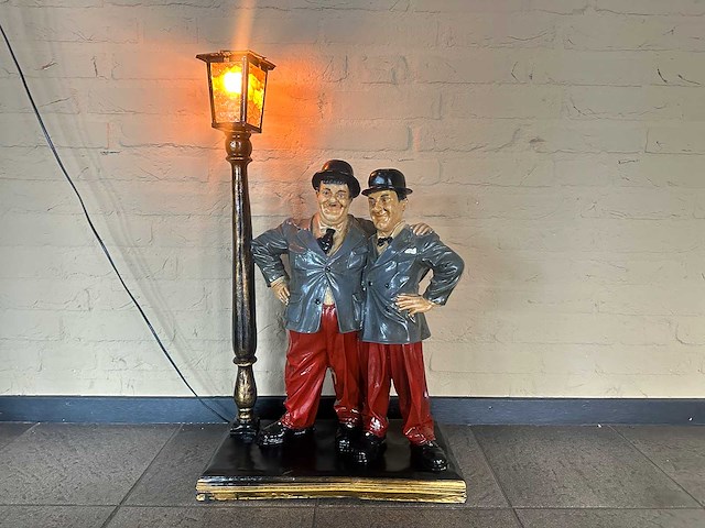 Beeld met lantaarn "laurel & hardy" - afbeelding 1 van  5
