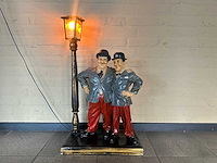 Beeld met lantaarn "laurel & hardy"