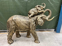 Beeld olifant met jong