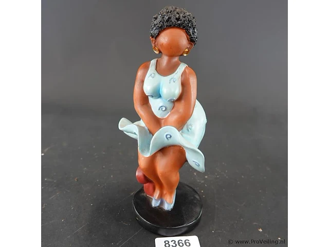 Beeld van de 'dikke dame' of 'big mama'. polystone - afbeelding 1 van  5