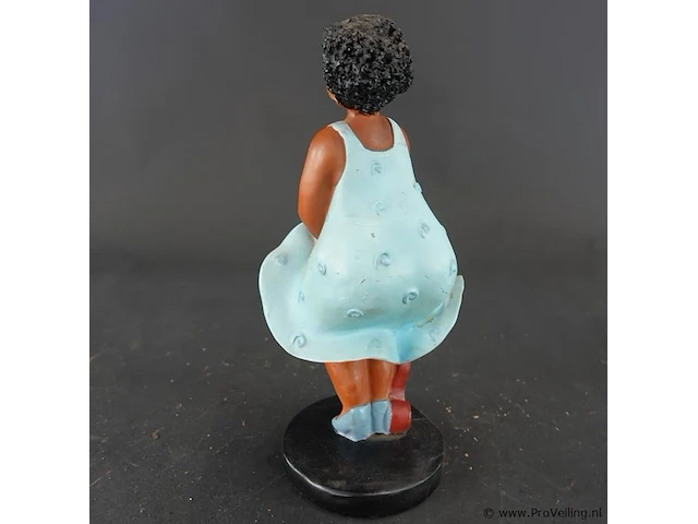 Beeld van de 'dikke dame' of 'big mama'. polystone - afbeelding 2 van  5