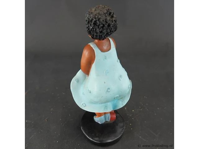 Beeld van de 'dikke dame' of 'big mama'. polystone - afbeelding 3 van  5