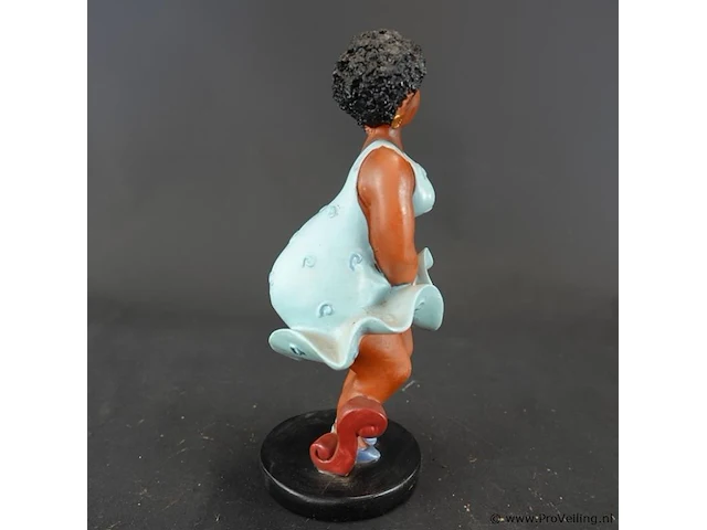 Beeld van de 'dikke dame' of 'big mama'. polystone - afbeelding 4 van  5