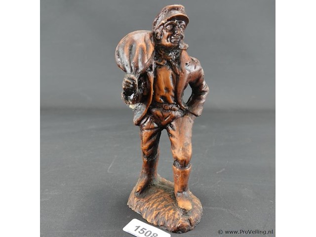 Beeld zeeman met knapzak - afbeelding 1 van  5