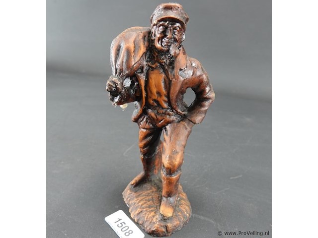 Beeld zeeman met knapzak - afbeelding 2 van  5