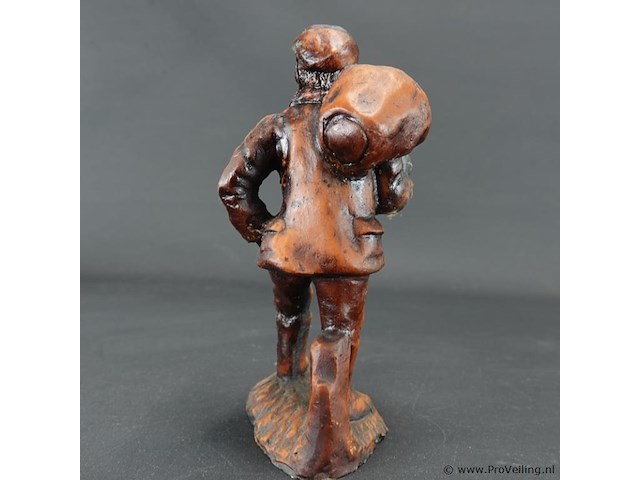 Beeld zeeman met knapzak - afbeelding 4 van  5