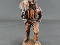 Beeld zeeman met knapzak