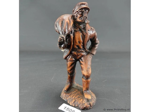 Beeld zeeman met knapzak - afbeelding 1 van  5