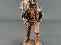Beeld zeeman met knapzak