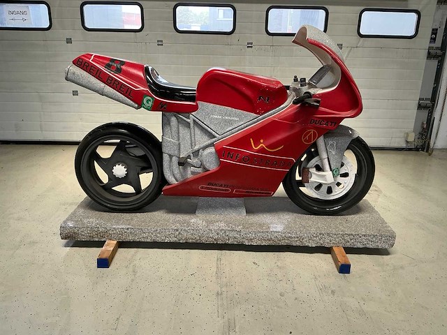 Beeldhouwwerk motor ducati racemotor - afbeelding 1 van  7