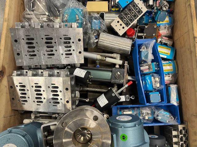 Beetle - partij pneumatische actuatoren, ventielen en industriële klepcomponenten - afbeelding 3 van  15