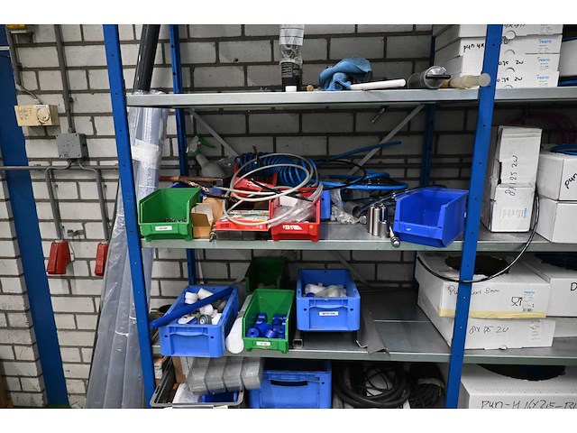 Begra 2 secties legbordstelling met volledige inhoud met (festo) onderdelen - afbeelding 2 van  11