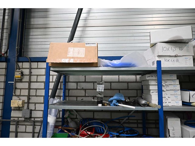 Begra 2 secties legbordstelling met volledige inhoud met (festo) onderdelen - afbeelding 3 van  11