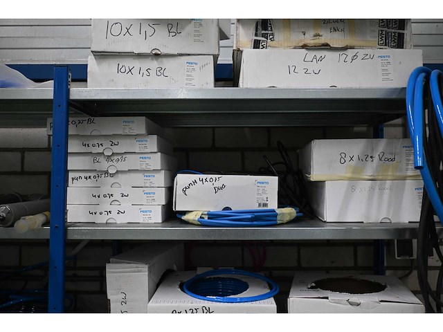 Begra 2 secties legbordstelling met volledige inhoud met (festo) onderdelen - afbeelding 6 van  11