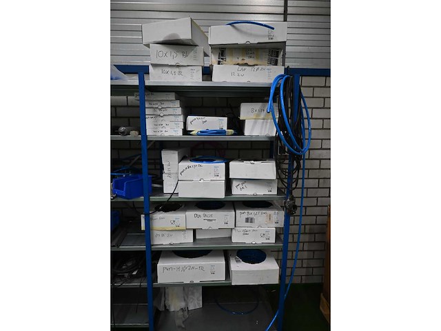 Begra 2 secties legbordstelling met volledige inhoud met (festo) onderdelen - afbeelding 2 van  14