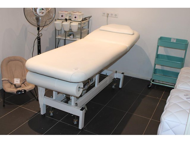 Behandelbed met voetbediening en uitneembaar hoofdkussen. afm. bed 194 x 70 cm en behandelhoogte 65 tot 92 ... - afbeelding 1 van  3