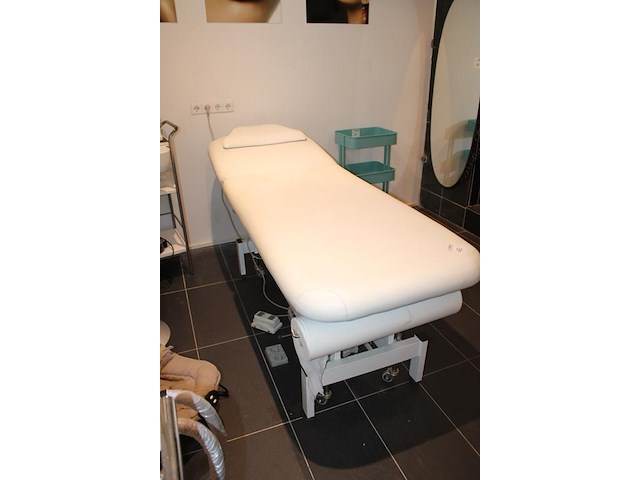 Behandelbed met voetbediening en uitneembaar hoofdkussen. afm. bed 194 x 70 cm en behandelhoogte 65 tot 92 ... - afbeelding 2 van  3