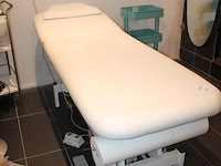 Behandelbed met voetbediening en uitneembaar hoofdkussen. afm. bed 194 x 70 cm en behandelhoogte 65 tot 92 ... - afbeelding 2 van  3