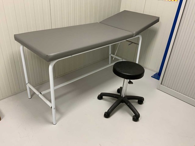 Behandeltafel met ergonomische kruk - afbeelding 1 van  6