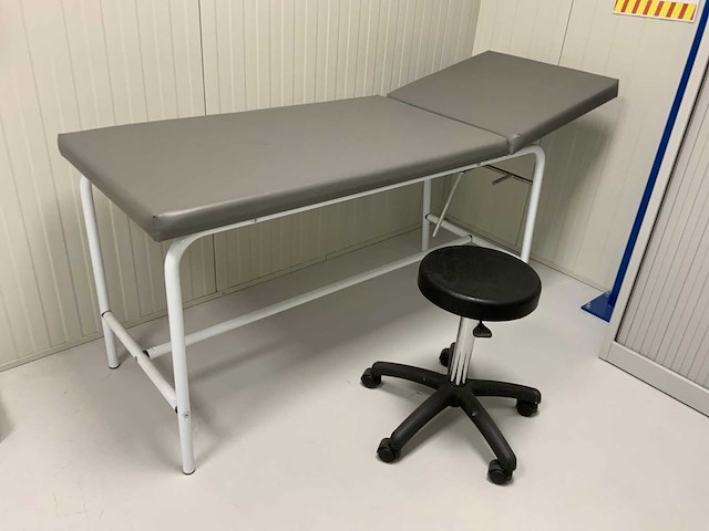 Behandeltafel met ergonomische kruk - afbeelding 2 van  6