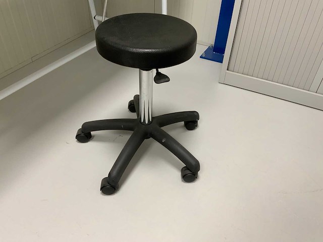 Behandeltafel met ergonomische kruk - afbeelding 4 van  6