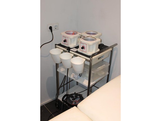 Behandelwagen met drie waxheaters lycon. - afbeelding 2 van  3