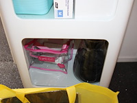 Behandelwagen met twee vakken, gevuld met diverse producten en accessoires t.b.v. huidverzorging. - afbeelding 3 van  6