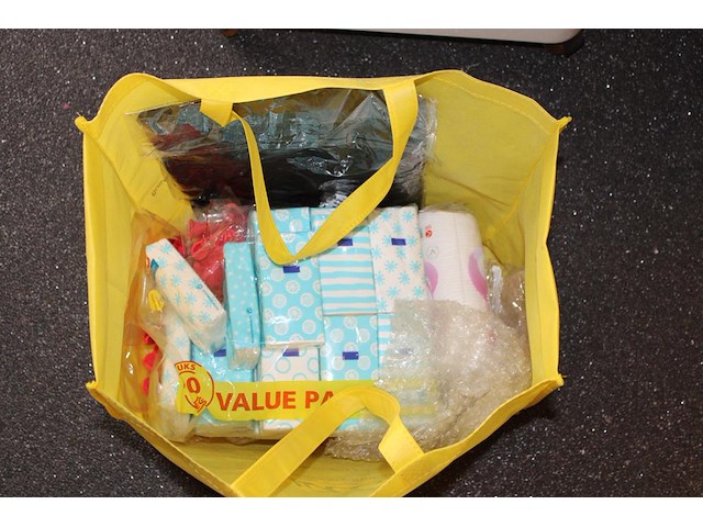 Behandelwagen met twee vakken, gevuld met diverse producten en accessoires t.b.v. huidverzorging. - afbeelding 4 van  6
