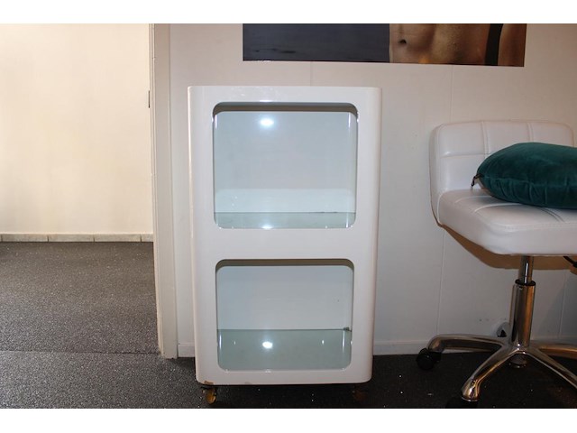 Behandelwagen met twee vakken, gevuld met diverse producten en accessoires t.b.v. huidverzorging. - afbeelding 5 van  6