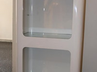 Behandelwagen met twee vakken, gevuld met diverse producten en accessoires t.b.v. huidverzorging. - afbeelding 6 van  6