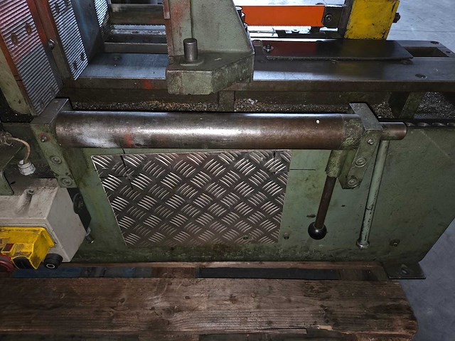 Behringer - 1985 - ks400hy - beugelzaagmachine - afbeelding 10 van  24