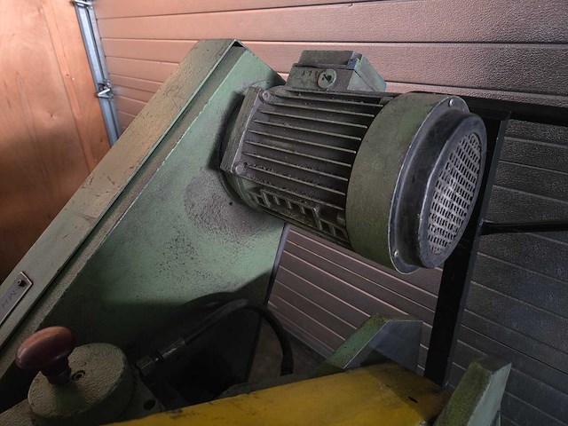Behringer - 1985 - ks400hy - beugelzaagmachine - afbeelding 18 van  24
