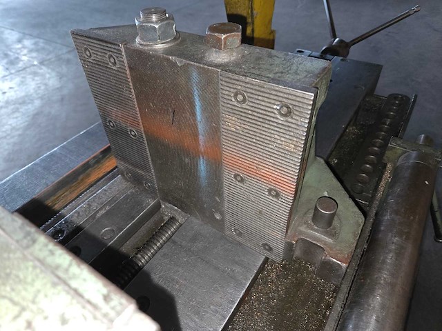 Behringer - 1985 - ks400hy - beugelzaagmachine - afbeelding 22 van  24