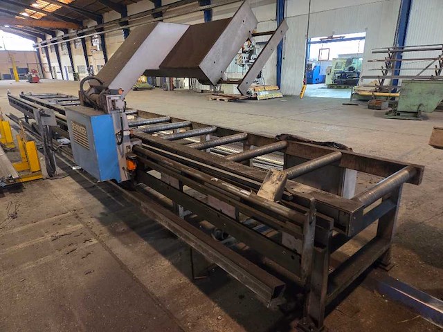 Behringer - 2002 - hbp 420/723g - cnc-bandzaagmachine - afbeelding 3 van  25
