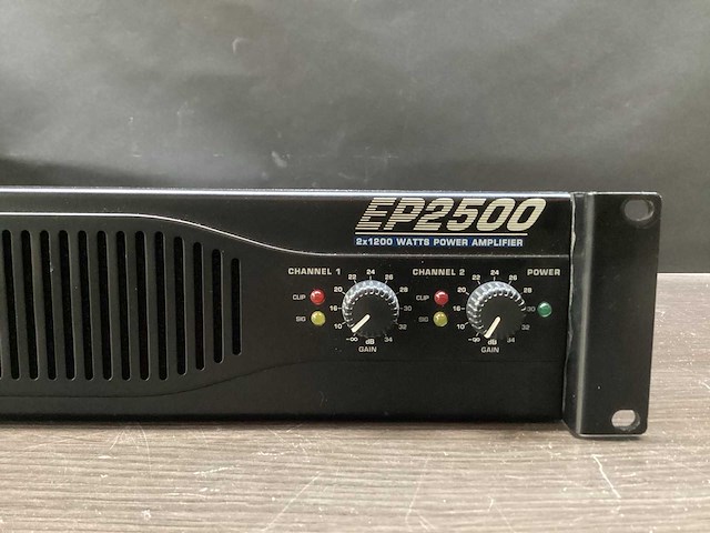 Behringer - ep2500 - versterker - afbeelding 1 van  2