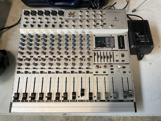 Behringer eurorack mx1804x digitale mengtafel - afbeelding 1 van  4