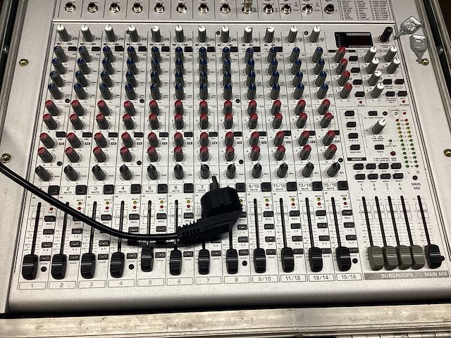 Behringer eurorack ub2442fx-pro analoge mengtafel - afbeelding 6 van  7
