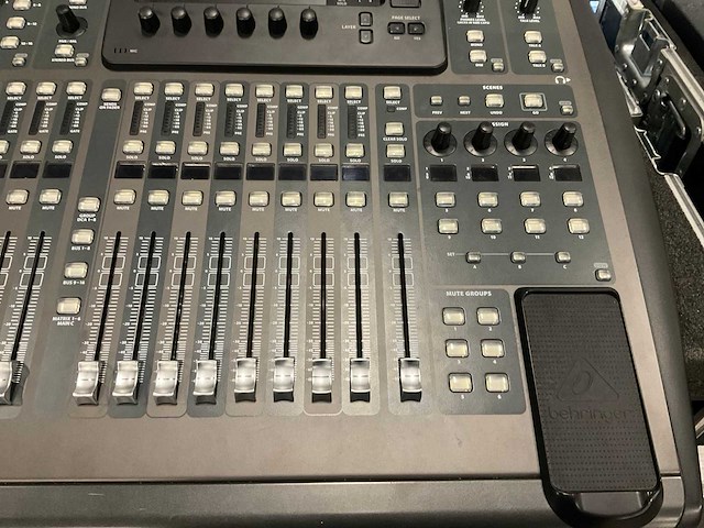 Behringer x32 digitale mengtafel - afbeelding 8 van  12