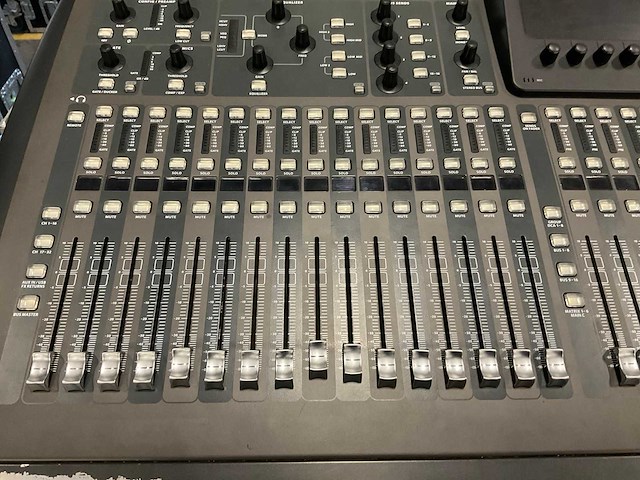 Behringer x32 digitale mengtafel - afbeelding 9 van  12