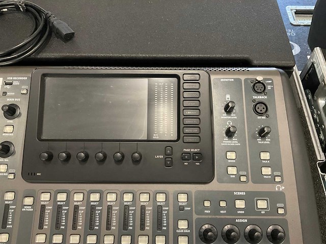 Behringer x32 digitale mengtafel - afbeelding 11 van  12
