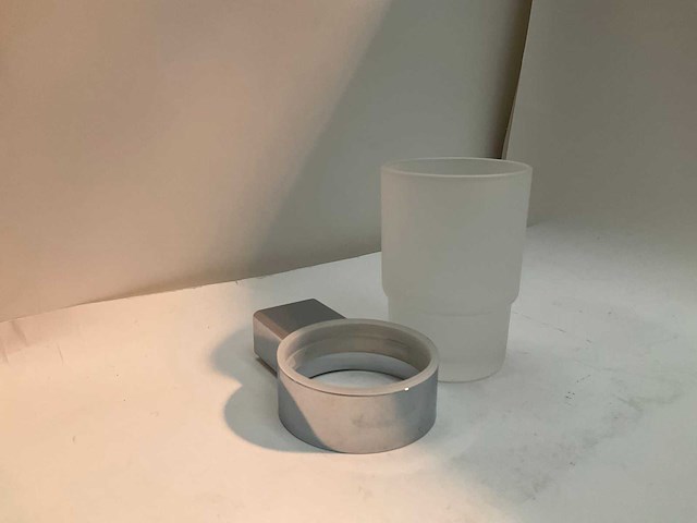 Bekerhouder wandbevestiging chroom melkglas - afbeelding 5 van  5